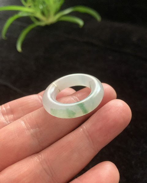 古玩玉器清代天然翡翠雕“素紋環(huán)”拍賣,當(dāng)前價(jià)格3600元