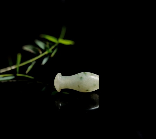 古玩玉器清代翡翠雕“素紋煙嘴”拍賣，當(dāng)前價格1900元