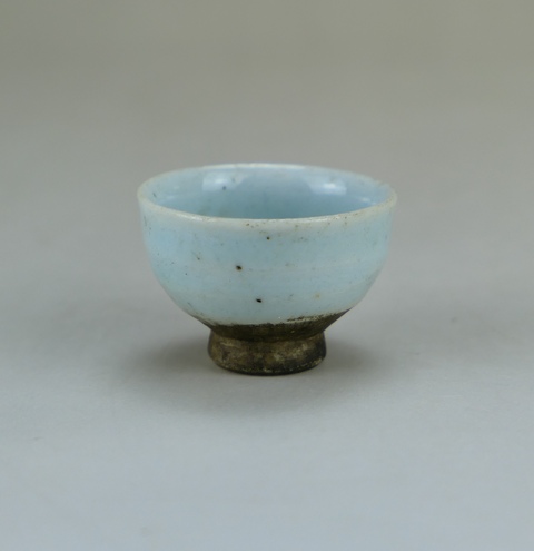古玩陶瓷元未明初.影青釉小杯(約1368年)拍賣,當前價格33元