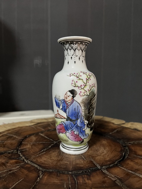 古玩陶瓷（已鑒真）粉彩人物故事紋小瓶拍賣，當前價格800元