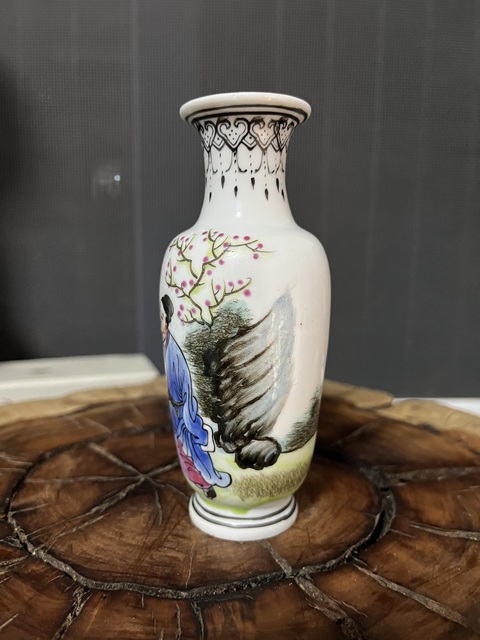 古玩陶瓷（已鑒真）粉彩人物故事紋小瓶拍賣，當前價格800元