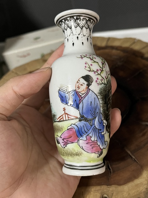 古玩陶瓷（已鑒真）粉彩人物故事紋小瓶拍賣，當前價格800元