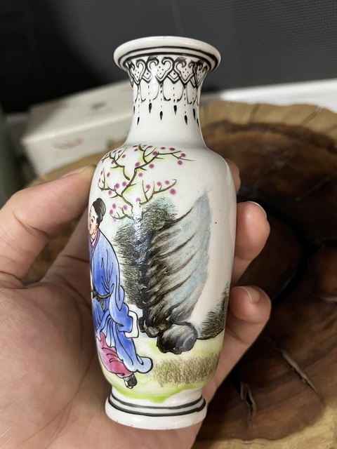 古玩陶瓷（已鑒真）粉彩人物故事紋小瓶拍賣，當前價格800元