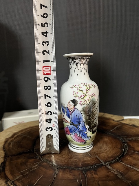 古玩陶瓷（已鑒真）粉彩人物故事紋小瓶拍賣，當前價格800元