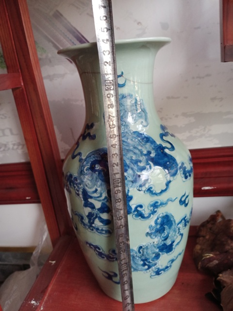 古玩陶瓷清道光豆青釉青花加白獅子滾繡球紋瓶拍賣,當前價格1380元