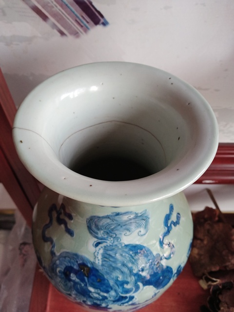 古玩陶瓷清道光豆青釉青花加白獅子滾繡球紋瓶拍賣,當前價格1380元