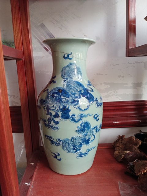 古玩陶瓷清道光豆青釉青花加白獅子滾繡球紋瓶拍賣,當前價格1380元
