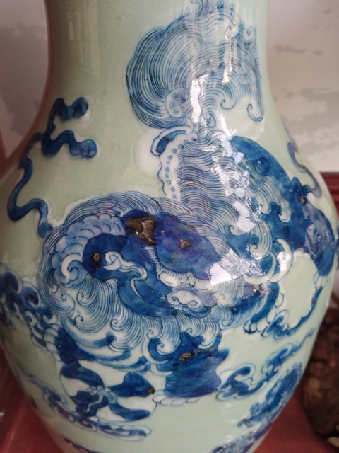 古玩陶瓷清道光豆青釉青花加白獅子滾繡球紋瓶拍賣,當前價格1380元