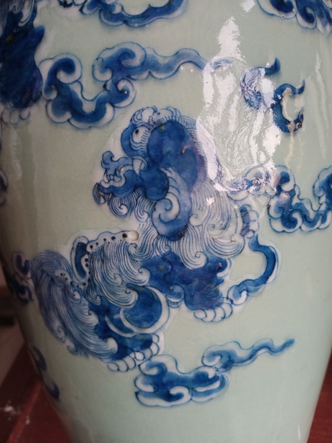 古玩陶瓷清道光豆青釉青花加白獅子滾繡球紋瓶拍賣,當前價格1380元