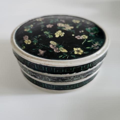 古玩陶瓷清光緒墨地素三彩花蝶紋硯臺拍賣，當前價格8800元