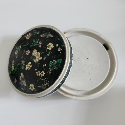 古玩陶瓷清光緒墨地素三彩花蝶紋硯臺拍賣，當前價格8800元