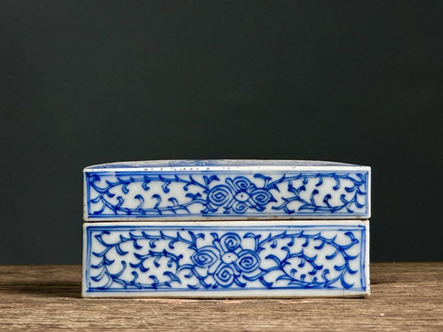 古玩陶瓷青花淡描蝠紋四方印盒拍賣(mài),當(dāng)前價(jià)格8600元
