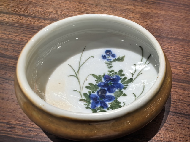 古玩陶瓷外紫金釉內(nèi)彩繪花卉紋鏜鑼洗拍賣，當前價格2900元