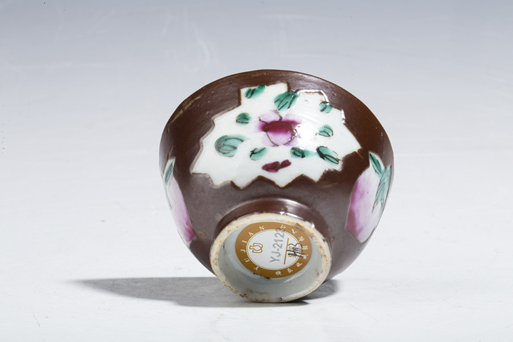 古玩陶瓷清雍正·粉彩紫金釉開窗壽桃花卉紋杯拍賣,當(dāng)前價格899元