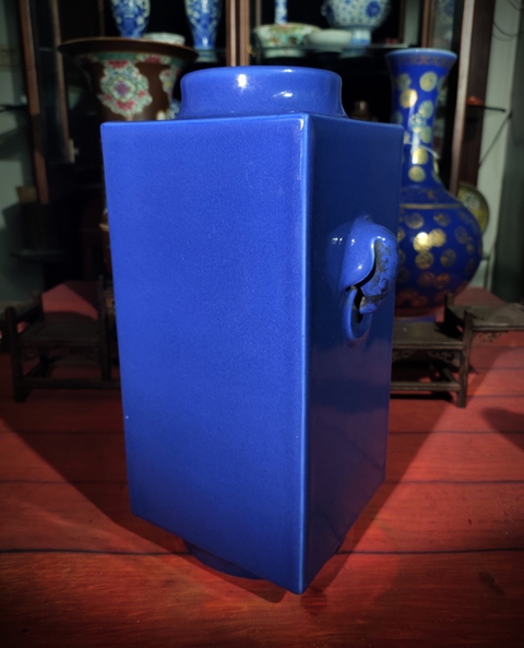 中国 清時代 骨董品 大清康煕年製 齊藍釉 象耳琮式瓶 古玩古美術 中国 清時代 骨董品 大清康煕年製 齊藍釉 象耳琮