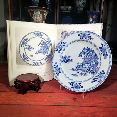 古玩陶瓷【佳士得乾隆】青花山水樓閣圖折沿盤拍賣，當前價格3980元