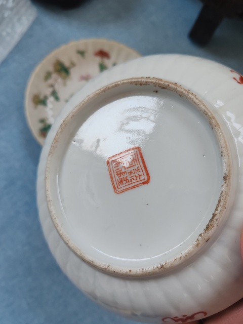 古玩陶瓷清同治時期粉彩蟲草紋瓜棱盤一對拍賣,當前價格3680元