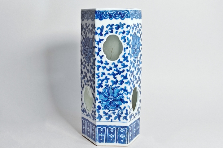古玩陶瓷清晚期·青花纏枝蓮寶相花六方帽筒拍賣,當前價格5500元