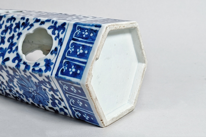 古玩陶瓷清晚期·青花纏枝蓮寶相花六方帽筒拍賣,當前價格5500元
