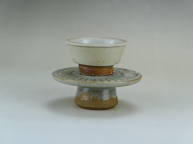 古玩陶瓷明代.龍泉窯青瓷杯和明代龍泉窯青瓷托盤(1368年-1644年)拍賣，當前價格500元