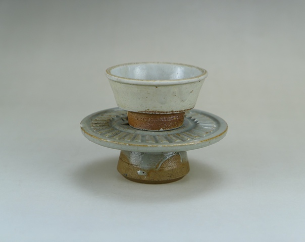 古玩陶瓷明代.龍泉窯青瓷杯和明代龍泉窯青瓷托盤(1368年-1644年)拍賣，當前價格500元