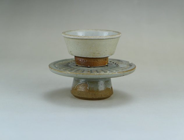 古玩陶瓷明代.龍泉窯青瓷杯和明代龍泉窯青瓷托盤(1368年-1644年)拍賣，當前價格500元