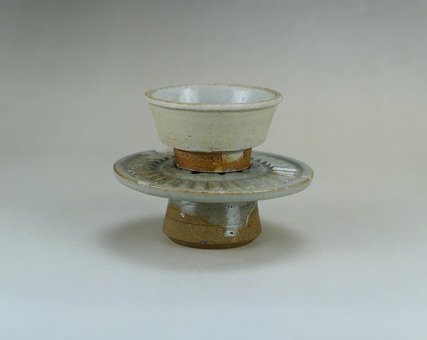 古玩陶瓷明代.龍泉窯青瓷杯和明代龍泉窯青瓷托盤(1368年-1644年)拍賣，當前價格500元