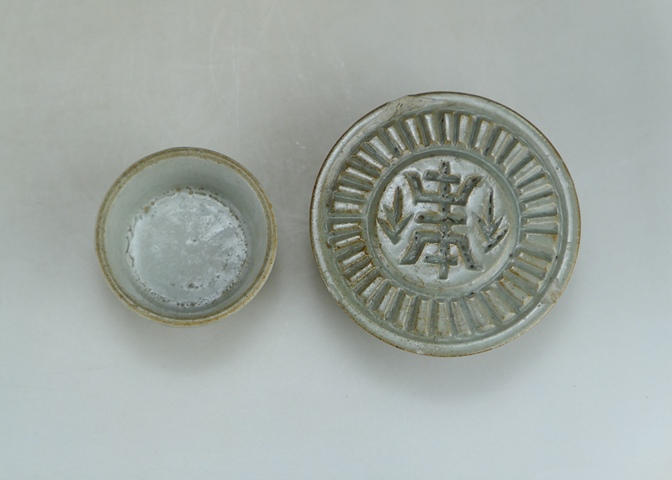 古玩陶瓷明代.龍泉窯青瓷杯和明代龍泉窯青瓷托盤(1368年-1644年)拍賣，當前價格500元