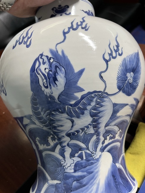古玩陶瓷青花海水瑞獸紋將軍罐,疑似有修拍賣,當前價格39000元