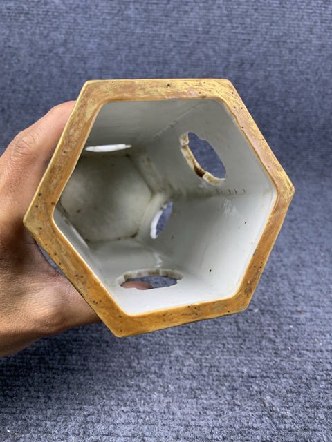 古玩陶瓷晚清礬紅描金福在眼前鏤空帽筒拍賣,當(dāng)前價(jià)格5888元