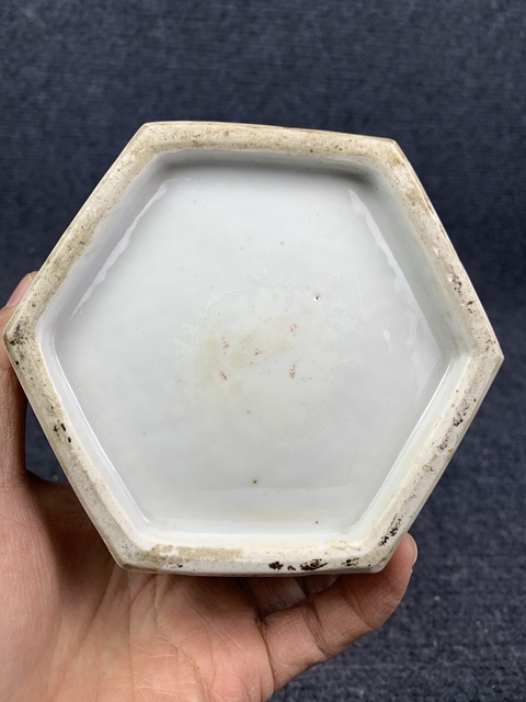 古玩陶瓷晚清礬紅描金福在眼前鏤空帽筒拍賣,當(dāng)前價(jià)格5888元