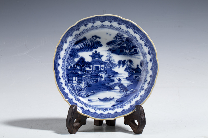 古玩陶瓷清乾隆·青花山水樓閣紋花口小盤拍賣,當前價格388元