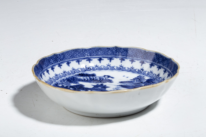 古玩陶瓷清乾隆·青花山水樓閣紋花口小盤拍賣,當前價格388元