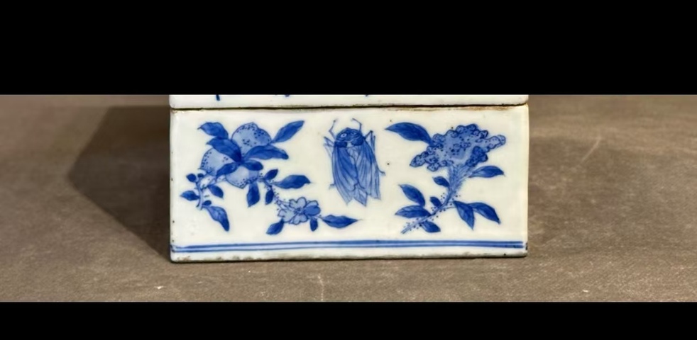 古玩陶瓷清中晚期青花蟲草紋蓋盒拍賣,當前價格15000元