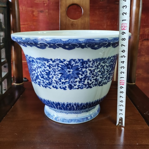 古玩陶瓷【精品】晚清民國青花纏枝花卉紋花盆拍賣,當前價格9560元