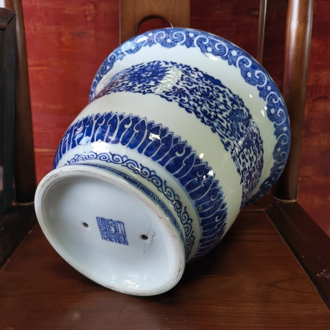 古玩陶瓷【精品】晚清民國青花纏枝花卉紋花盆拍賣,當前價格9560元