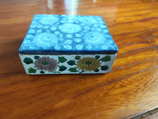 古玩陶瓷青花素三彩蓋盒拍賣,當前價格4600元