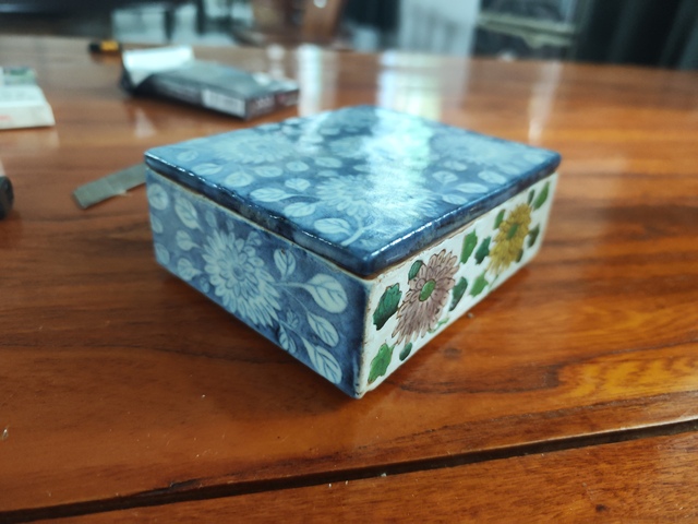 古玩陶瓷青花素三彩蓋盒拍賣,當前價格4600元
