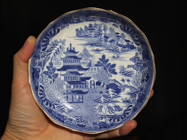 古玩陶瓷清乾隆?青花亭臺樓閣山水紋花口小盤(超細路精品)拍賣,當(dāng)前價格1288元