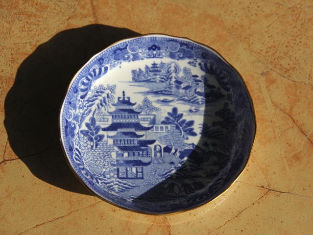 古玩陶瓷清乾隆?青花亭臺樓閣山水紋花口小盤(超細路精品)拍賣,當(dāng)前價格1288元