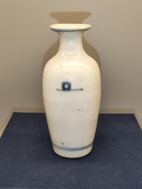 古玩陶瓷清中期,一品青蓮紋柳葉瓶拍賣,當前價格1200元