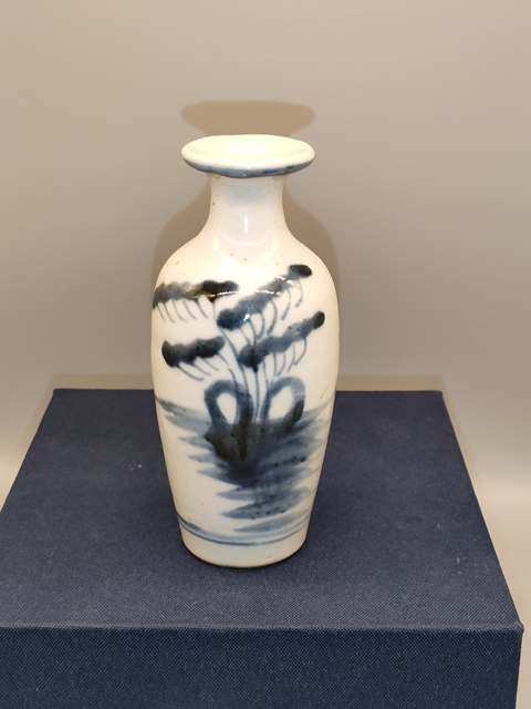古玩陶瓷清中期,一品青蓮紋柳葉瓶拍賣,當前價格1200元