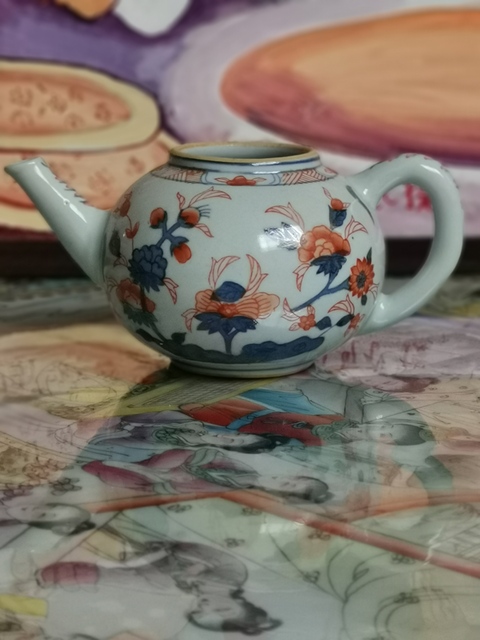 古玩陶瓷康熙花卉紋茶壺拍賣(mài),當(dāng)前價(jià)格1200元