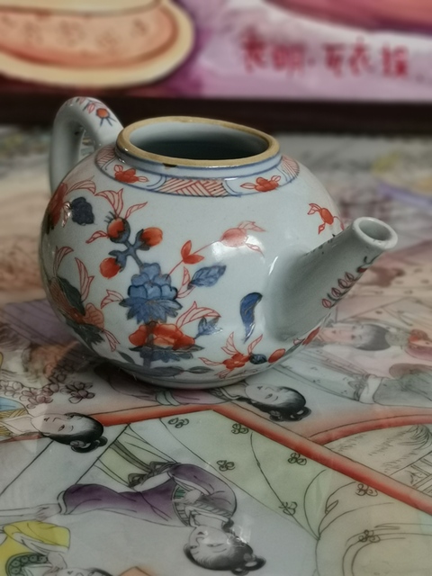 古玩陶瓷康熙花卉紋茶壺拍賣(mài),當(dāng)前價(jià)格1200元
