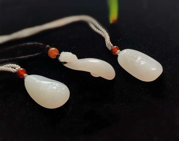 古玩玉器現代和田玉吊墜拍賣，當前價格32000元