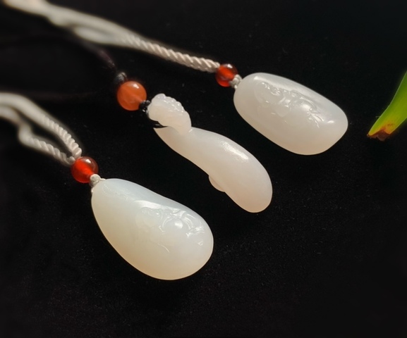 古玩玉器現代和田玉吊墜拍賣，當前價格32000元