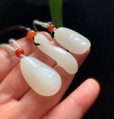 古玩玉器現代和田玉吊墜拍賣，當前價格32000元