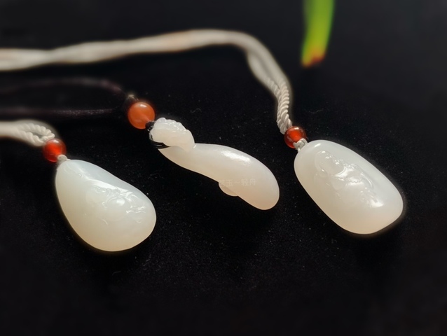 古玩玉器現代和田玉吊墜拍賣，當前價格32000元