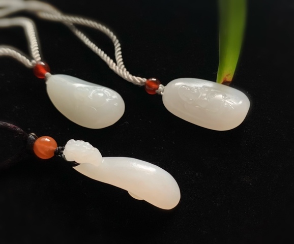 古玩玉器現代和田玉吊墜拍賣，當前價格32000元