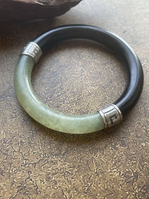 古玩玉器清代純天然翡翠手鐲半銀半玉(有證書)拍賣,當(dāng)前價(jià)格2600元